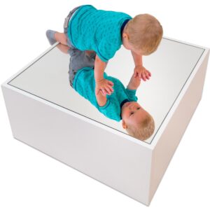 Vierkant voetstuk van 50x50 cm met spiegeloppervlak, gebruikt door een kind dat erop leunt en in de spiegel kijkt.