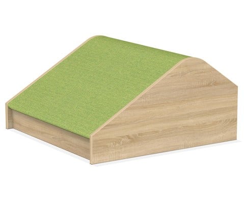 Speelplatform overgangsheuvel 75x75cm met groene Tretford tapijt en stevige antisliprand voor veilige speelplekken.