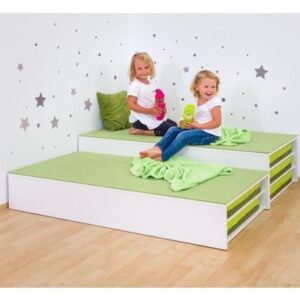 Speelpodium voor matrassen 150x75cm, met groene bekleding en witte achterwand, kinderen spelen erop.