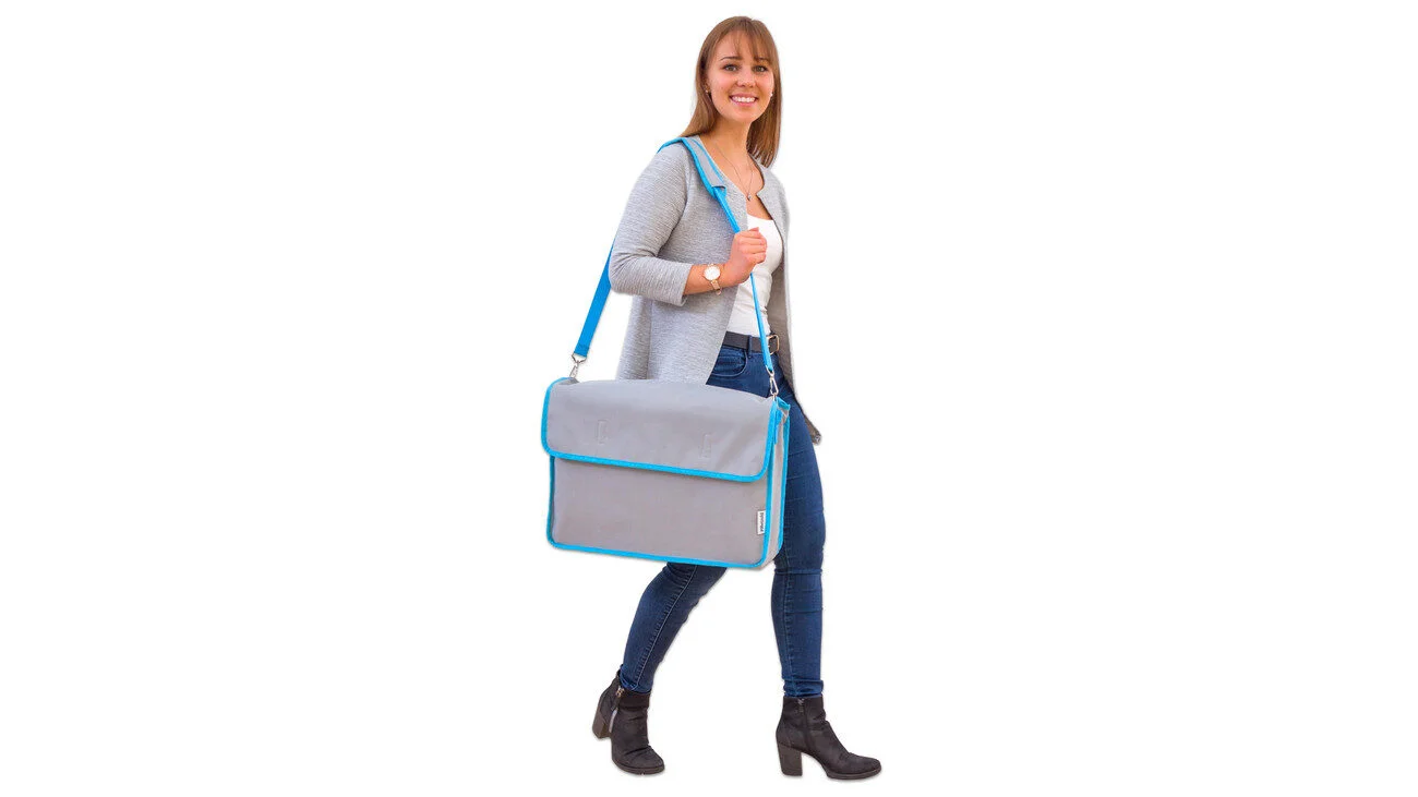 Handige grijze tas voor Kamishibai theater met verstelbare schouderband en rits, ideaal voor veilig transport.