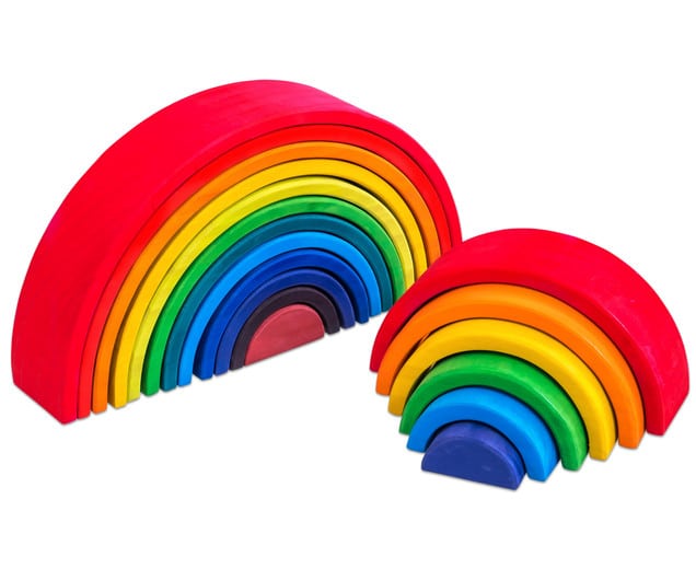 Houten regenboog in verschillende kleuren, geschikt voor peuters, met onderdelen voor spel en creativiteit.