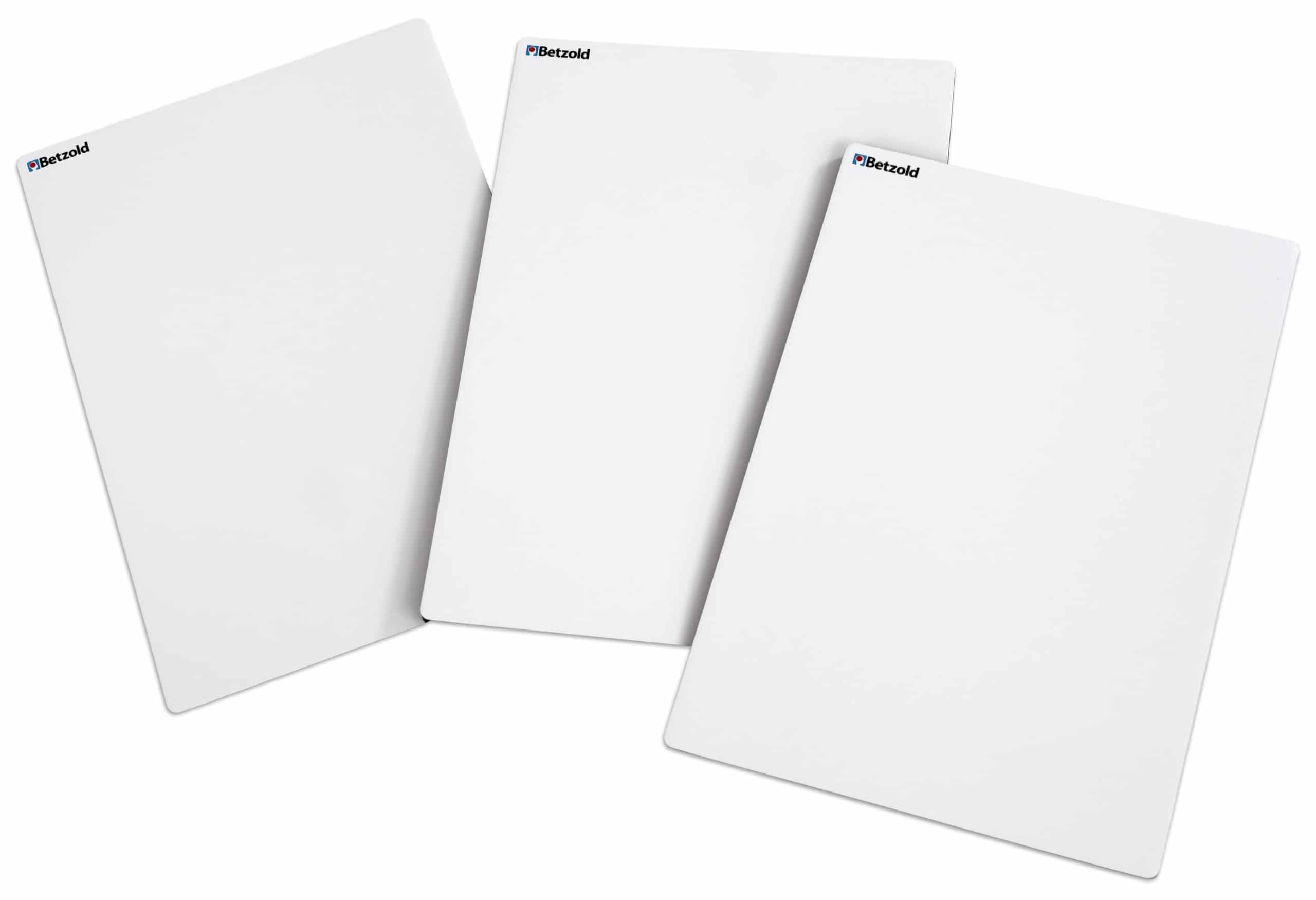 Drie A4 magnetische whiteboards, beschrijfbaar met whiteboardpennen, ideaal voor buitenlessen en actieve lessen.