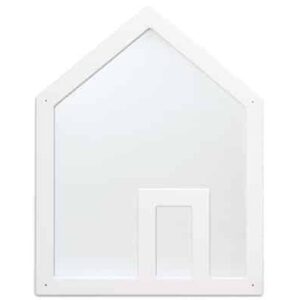 Witte wandspiegel in huisvorm, zonder loopstang, ideaal voor kinderopvang en zelfbewustzijn.