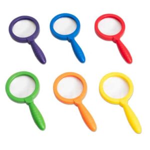 Zes vergrootglazen in regenboogkleuren: paars, groen, geel, oranje, rood en blauw, met comfortabele handgrepen.