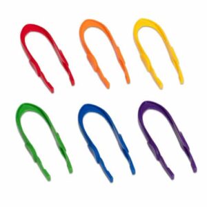 Set van 6 kleurrijke plastic pincetten in rood, oranje, geel, groen, blauw en paars, ideaal voor fijne motoriek en coördi...