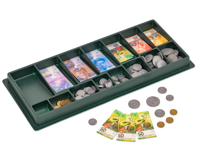Set van speelgoedgeld met Zwitserse franken biljetten en munten in een groene opbergtray. Geschikt voor leermiddelen.