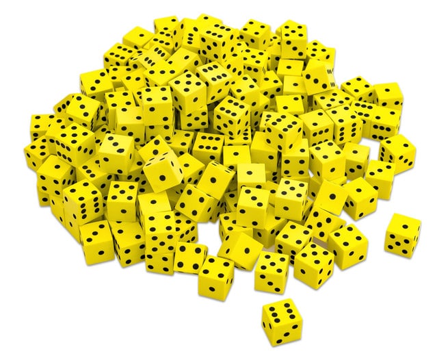 Zachte, gele dobbelstenen met zwarte stippen, 200 stuks, ideaal voor educatieve spellen en groepsactiviteiten.