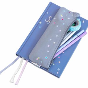 Langwerpig design etui in grijs, gevuld met pennen, gelegen op een blauw notitieboek met kleurrijke stippen.