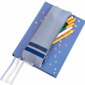 Etui met strepen in grijs, gevuld met kleurpotloden en pennen, ligt op een blauw notitieboek.