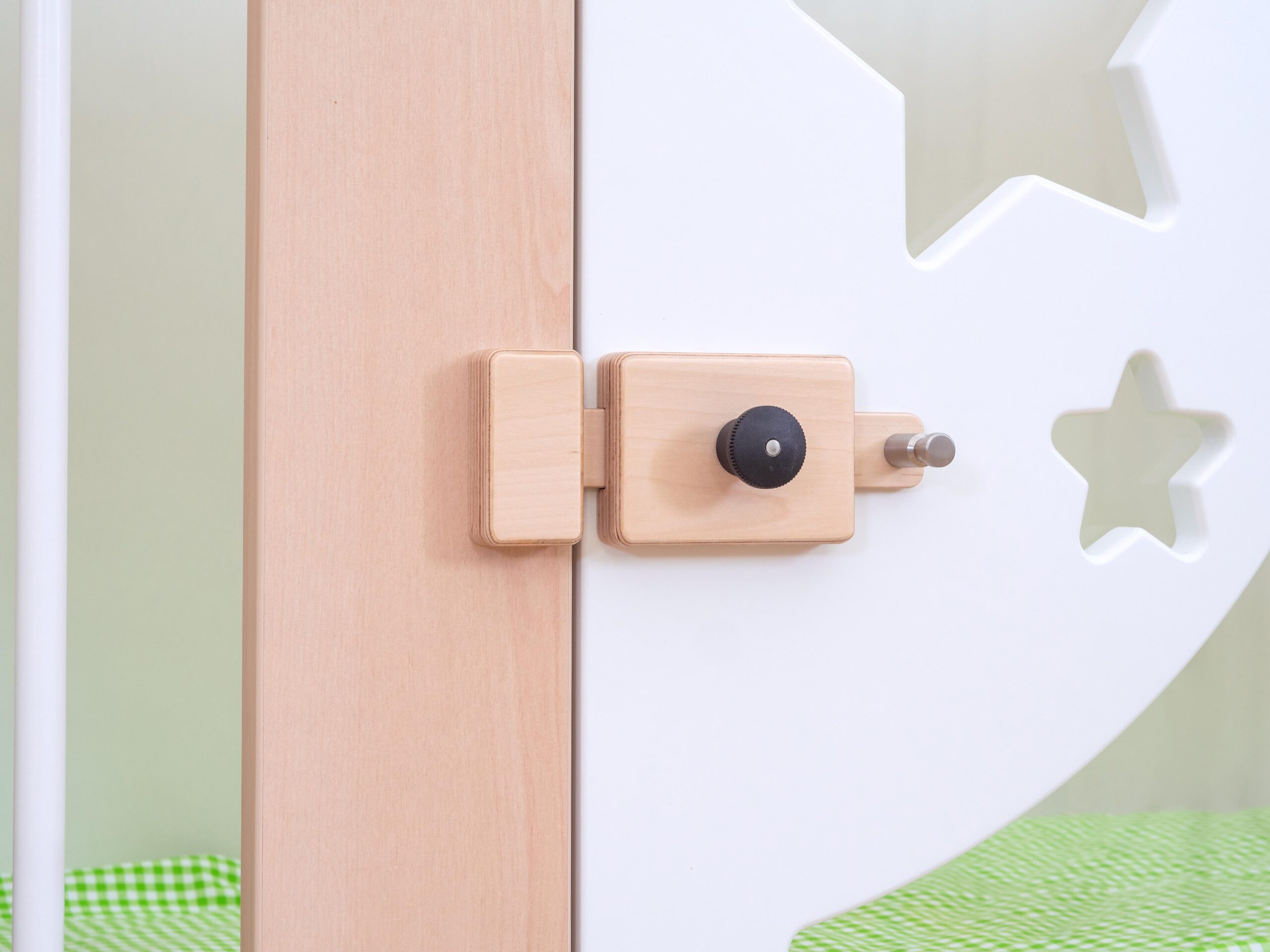 Kinderbedje stapelbed met 2-deurs, houten afwerking en sterrenmotief op de deur, geschikt voor kinderen.