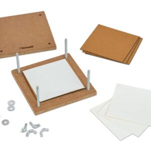 Bloemenpers set met houten basis, metalen stangen en papier voor het persen van bloemen en bladeren door kinderen.