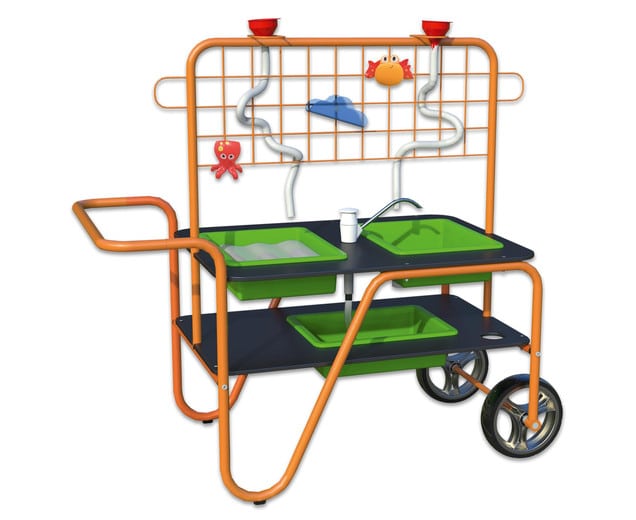 Mobiele zand- en watertafel met groene bakken, spetterfuncties en een speelse achterwand voor creatief buitenplezier.