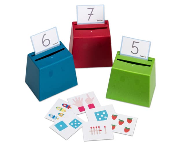 Drie kleurrijke dozen met nummers 5, 6 en 7, omringd door kaarten met afbeeldingen en getallen 1 t/m 10.