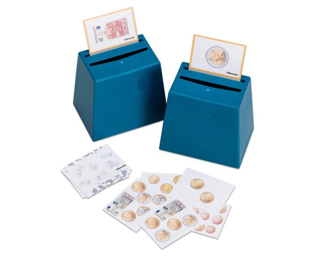 Kaartspel met eurobiljetten en euromunten, inclusief opdrachtkaarten en twee blauwe spaarboxen voor leren rekenen.
