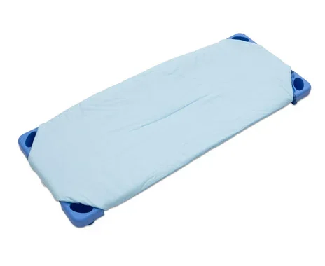 Lichtblauwe matrashoes voor bedjes, perfect passend en zacht voor een comfortabele slaapomgeving.