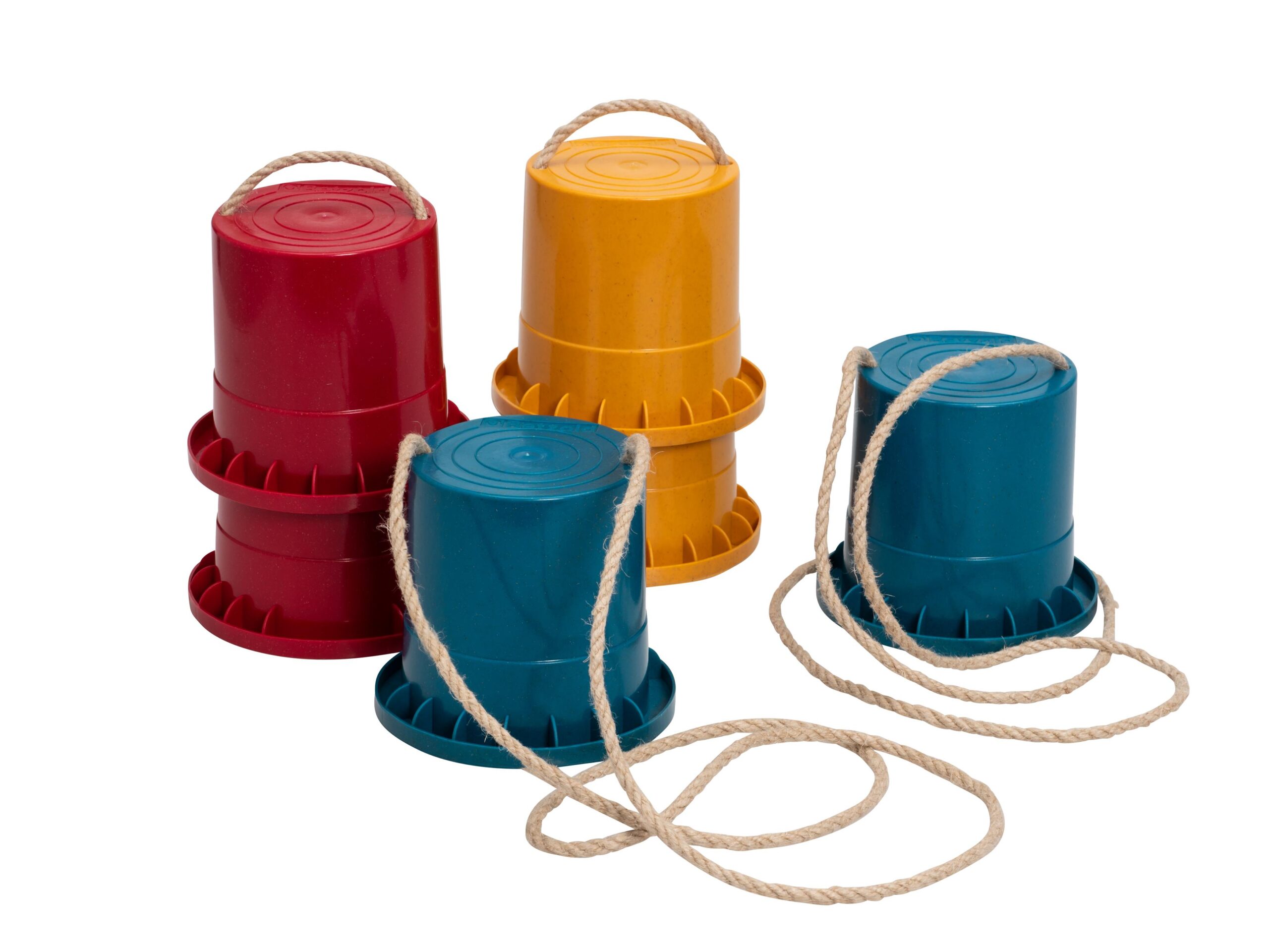 Kleurrijke, stapelbare stelten in rood, geel en blauw met touwtjes voor gemakkelijk vasthouden. Geschikt voor kinderen.