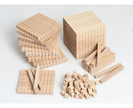 Houten rekenblokjes in verschillende formaten, geschikt voor het leren van getallen en rekenen in de klas.