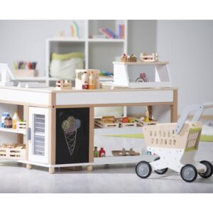 Winkelhoek met houten supermarkt, speelgoedartikelen, en een winkelwagentje voor jonge kinderen vanaf 2 jaar.