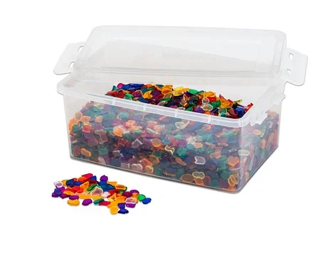 Kunststof mozaïekstenen in een doorzichtige doos van 1 kg, kleurrijk en geschikt voor diverse creatieve projecten.