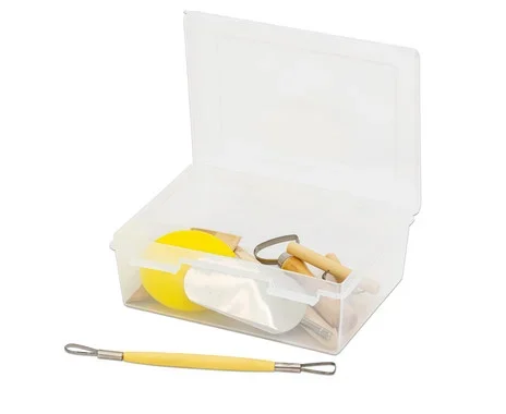 Klei gereedschapsset van 8 delen in doorzichtige doos, inclusief diverse tools en een gele bal.