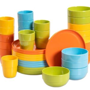 Kleurrijke Blandas Servies Set met duurzame borden, kommen en bekers in oranje, blauw, groen en geel voor educatief spelen.