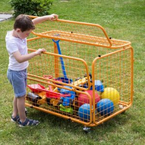 Kindvriendelijke transportwagen in oranje met ballen en speelgoed, ideaal voor buitenactiviteiten op school of kinderdagve...