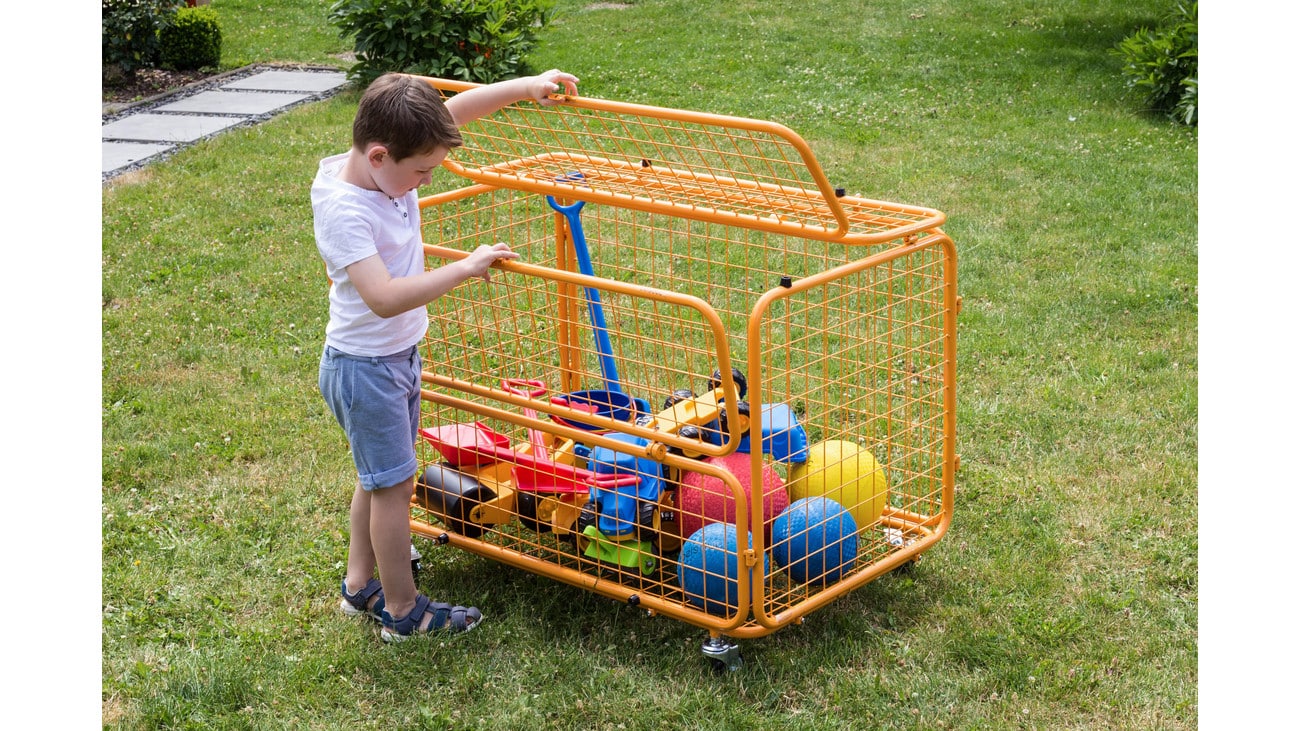 Kindvriendelijke transportwagen in oranje met ballen en speelgoed, ideaal voor buitenactiviteiten op school of kinderdagve...