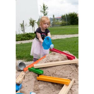 Interactief houten water- en knikkerbaan met kleurrijke onderdelen, kinderen ontdekken zwaartekracht en beweging in de zan...