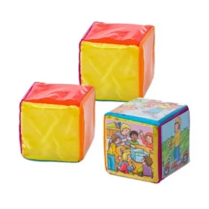 Drie kleurrijke zakkubussen van 10x10x10 cm, met afbeeldingen van kinderen en speelse ontwerpen. Perfect voor buitenspelen.