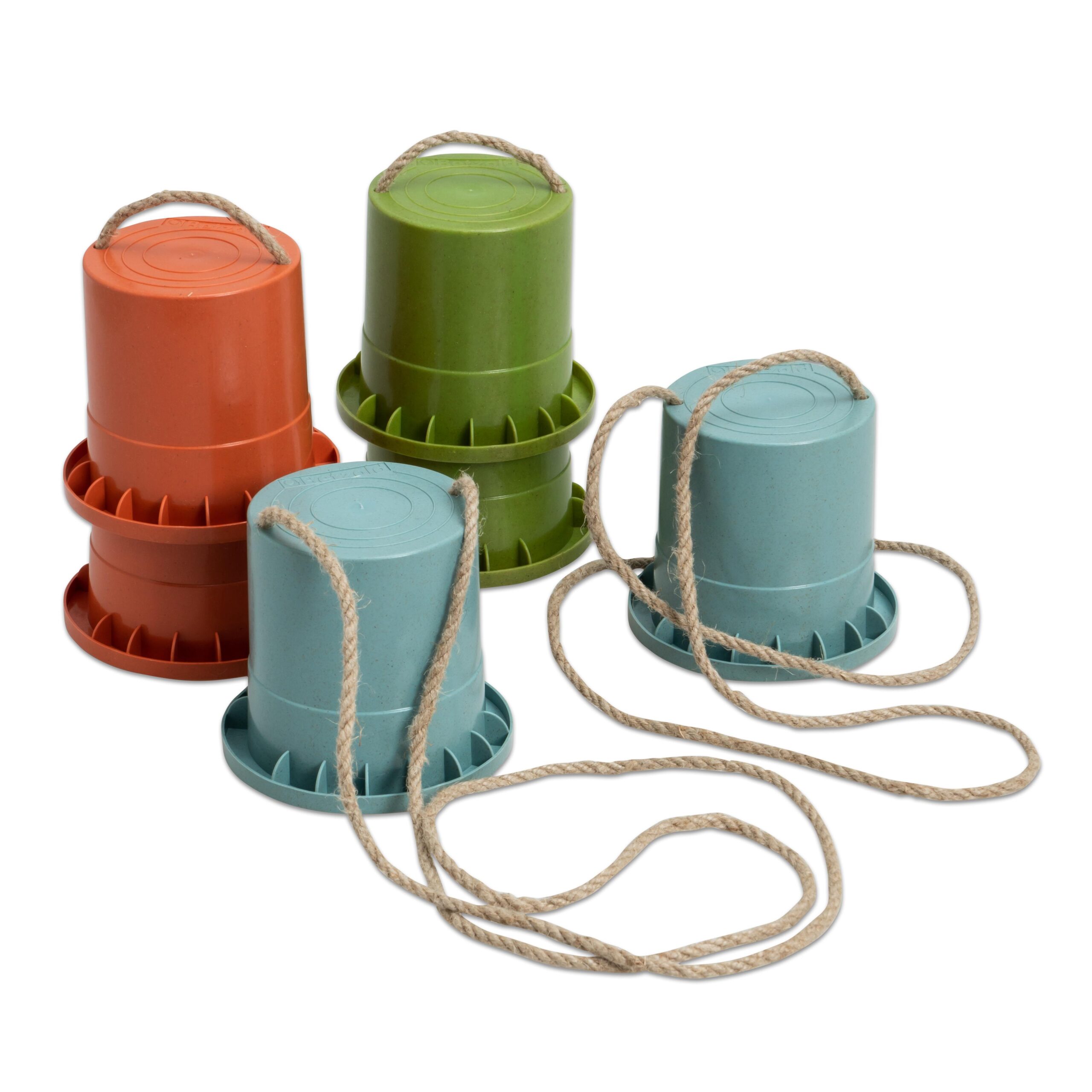 Kleurige stelten in groen, oranje en blauw met touwen, ideaal voor kinderen om te spelen en te oefenen met balans.