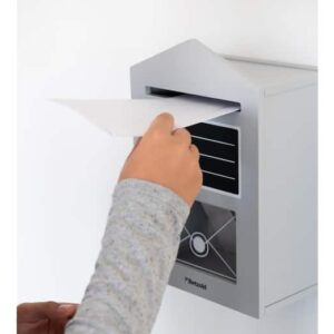 Grijze brievenbus aan de muur met een hand die een brief invoert, geschikt voor speel- en leeromgevingen.