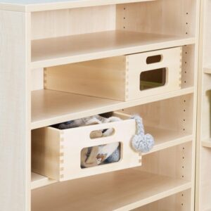 Houten opbergkisten in een kast, met open vakken en een kist met een pompon, ideaal voor speelgoedopslag.