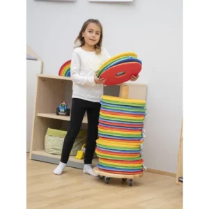 Verrijdbare kussentrolley met 32 ronde donut zitkussens in diverse kleuren, gebruikt door een meisje.