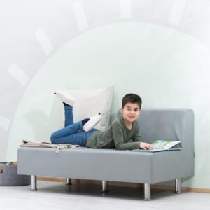 Zachte, grijze Ottoman KDV Lounge met stevige vulling, ideaal voor kinderen om te ontspannen en lezen.