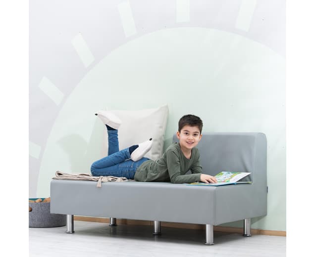 Zachte, grijze Ottoman KDV Lounge met stevige vulling, ideaal voor kinderen om te ontspannen en lezen.