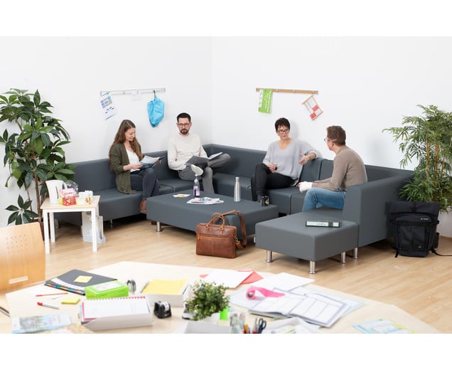 Flexeo Neo Set 5-dlg in grijs, biedt flexibele zithoek voor samenwerking in onderwijs- en kantineomgevingen.