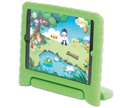 Groene KidsCover voor iPad 10,2 met stylus, toont een kleurrijke speelomgeving met een panda en een vijver.