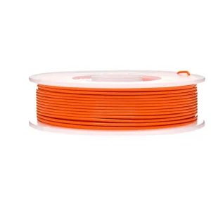 Oranje PLA filament op een witte spoel, geschikt voor 3D-printen in makerspaces.