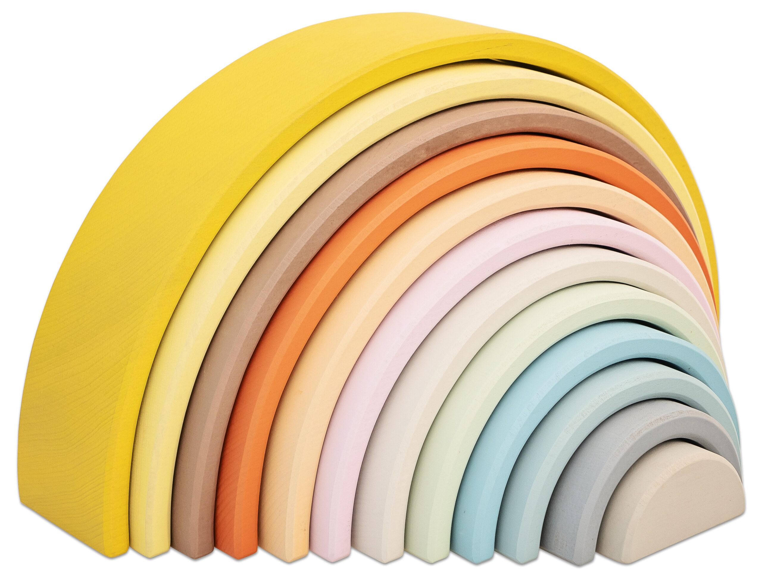 Grote regenboog in pastelkleuren met 12 houten bogen, variërend van geel tot lichtblauw.