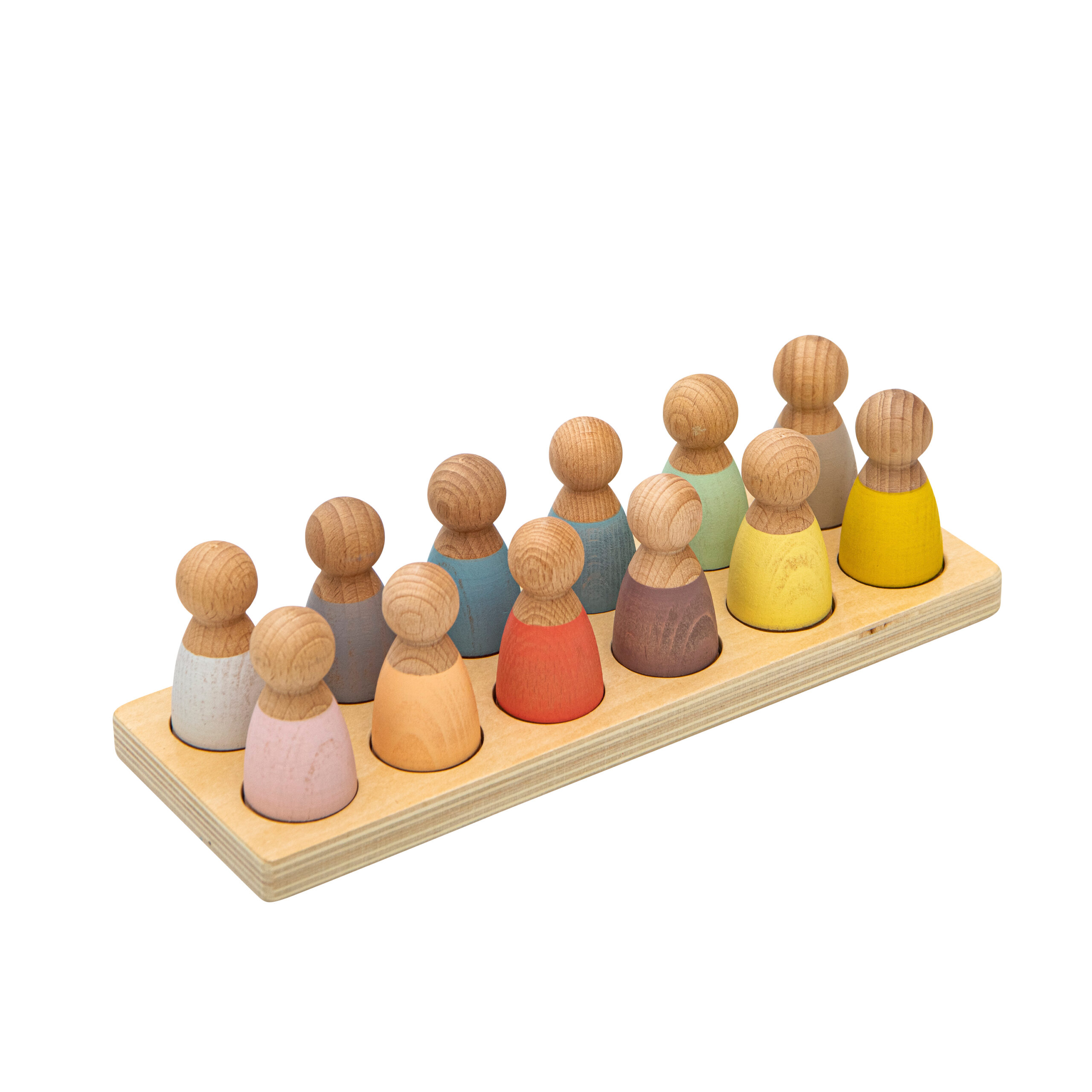 Pastelgekleurde houten figurines op een houten plank, in verschillende kleuren en vormen, ideaal voor spelletjes.