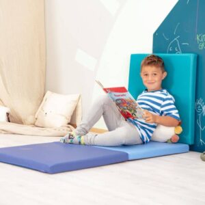 Lichtgewicht, 3-delige opvouwbare gymmat in blauw, gebruikt door een jongen die leest, ideaal voor sport en ontspanning.