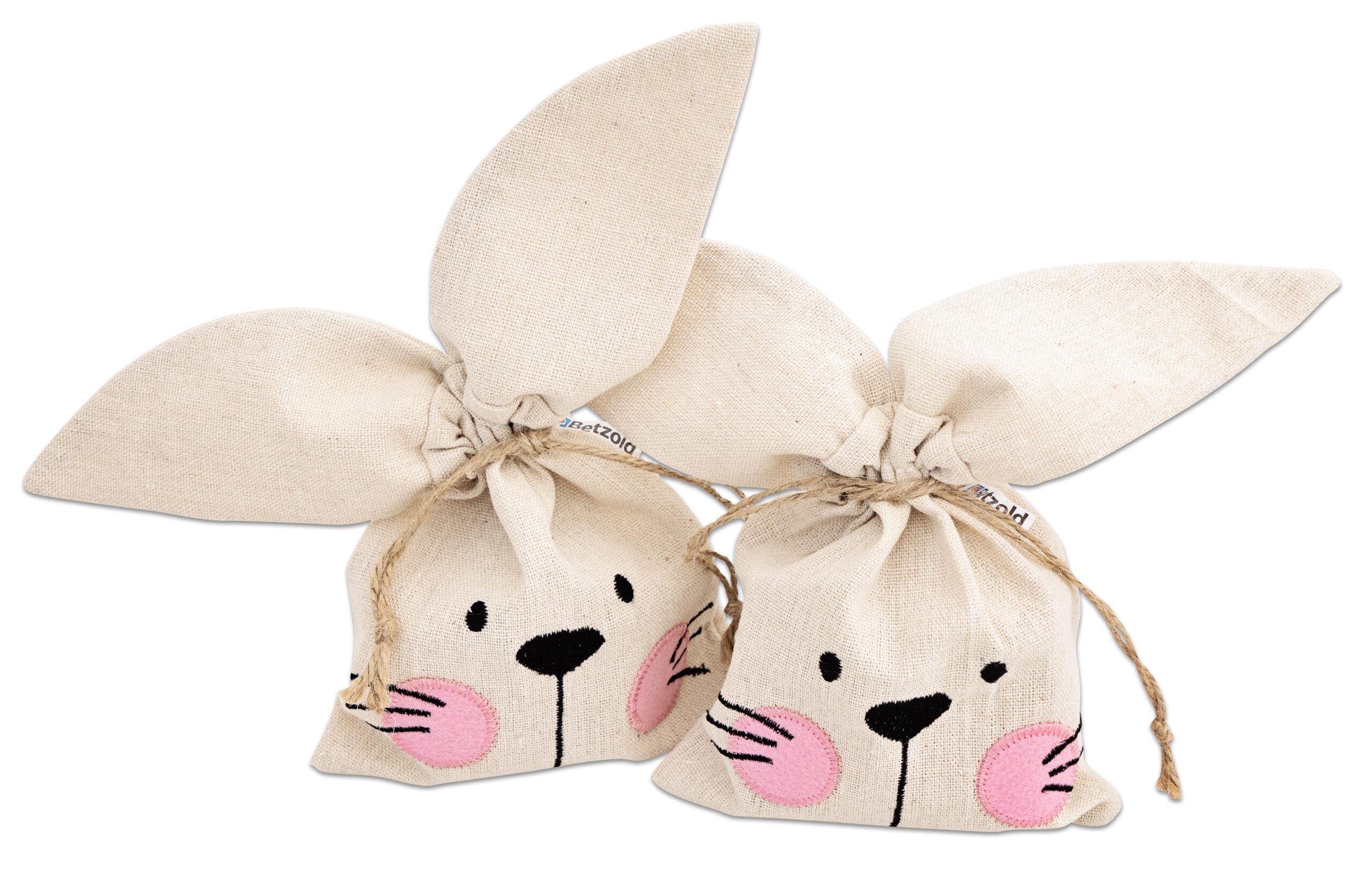 Twee beige konijnenzakjes met oren en een schattig gezicht, ideaal voor het verpakken van kleine cadeaus.