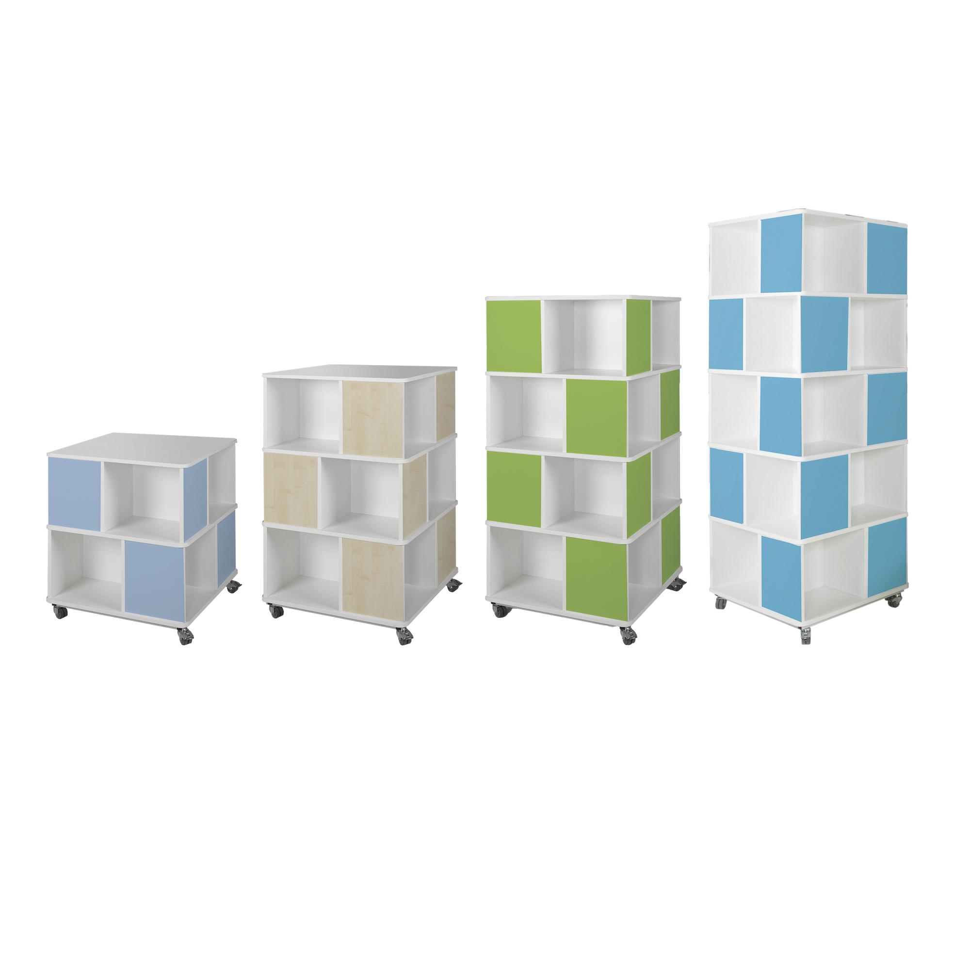 Boekentoren Two-Tone met vier verschillende hoogtes en kleurrijke vakken in blauw en groen, op wielen voor mobiliteit.