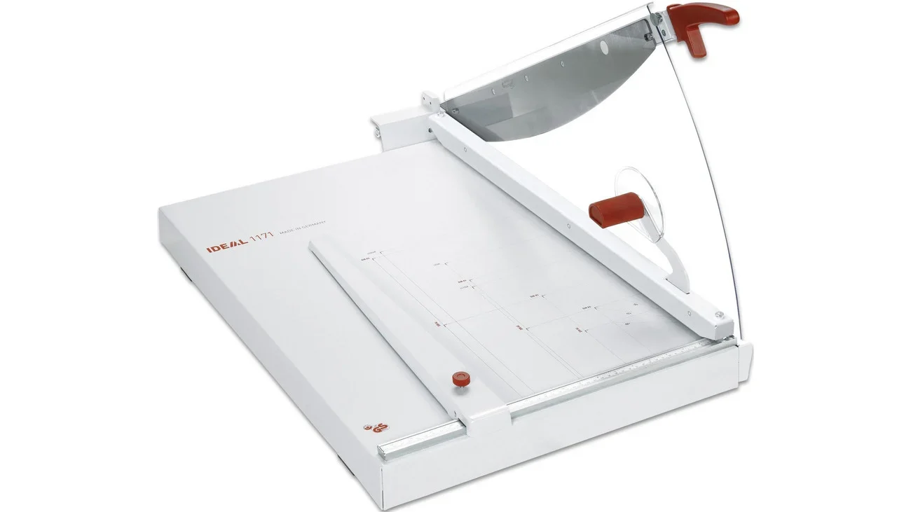 Snijmachine 1171 met snijlengte van 710 mm, witte basis en transparante beschermkap, ideaal voor klassenmanagement.