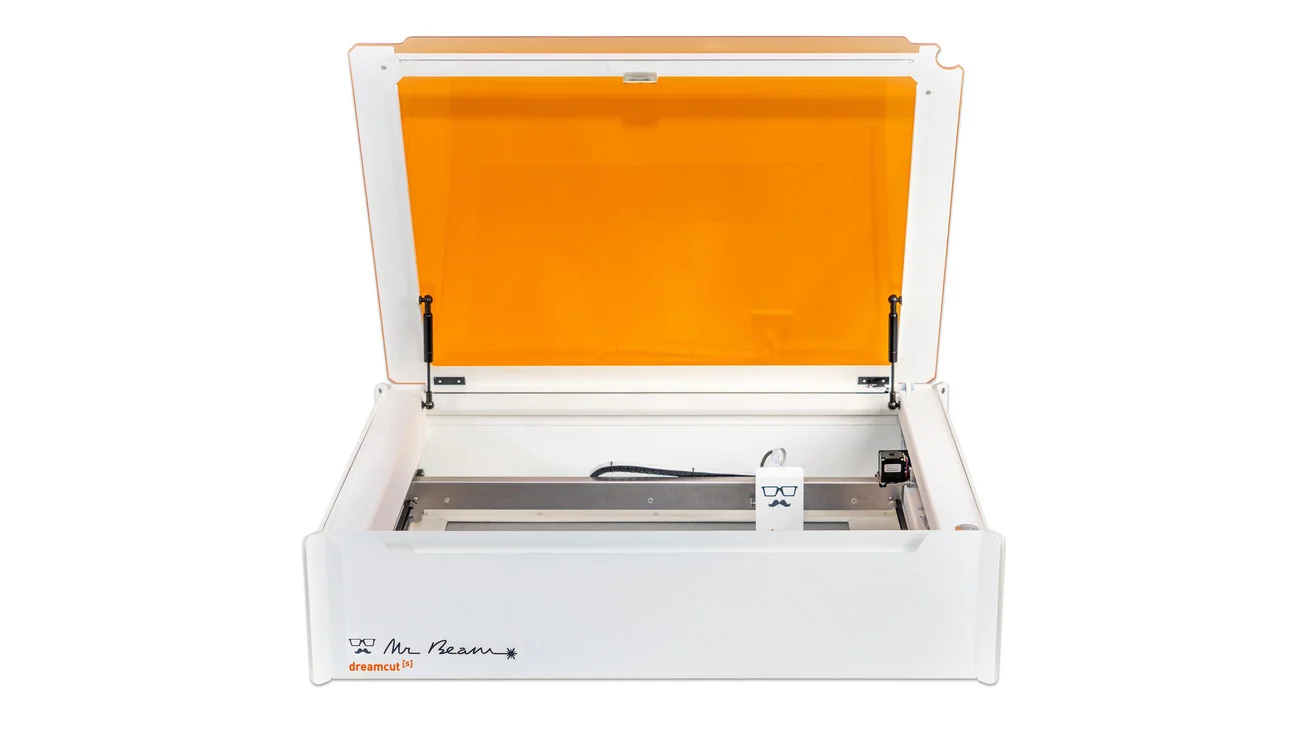 Mr Beam Dreamcut II lasersnijder met open deksel, krachtige 10W laserkop zichtbaar in de werkruimte.