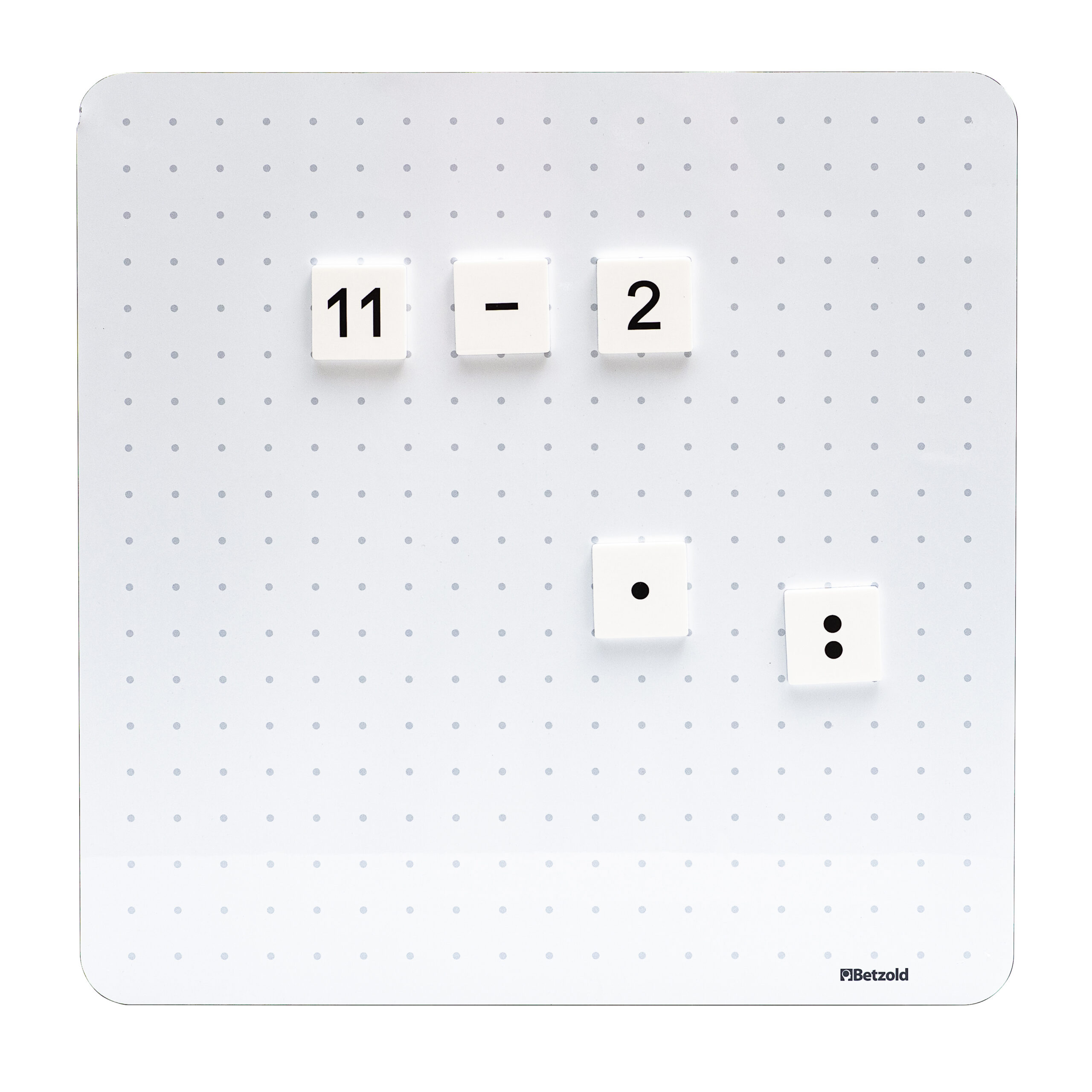 Magneetbord met witte cijfers en symbolen, geschikt voor educatieve doeleinden en interactief leren.