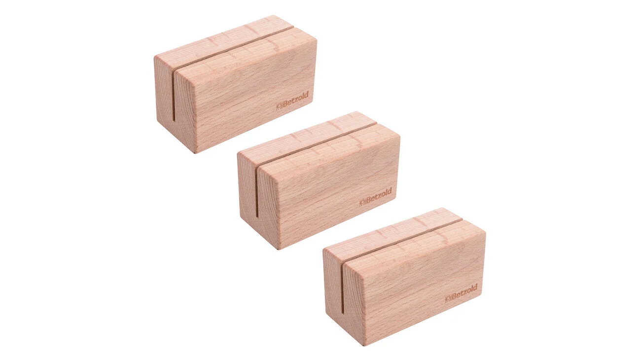 Set van 3 massief houten standaards, lichtgekleurd, met gleuven voor stabiliteit en gebruik in klassenmanagement.