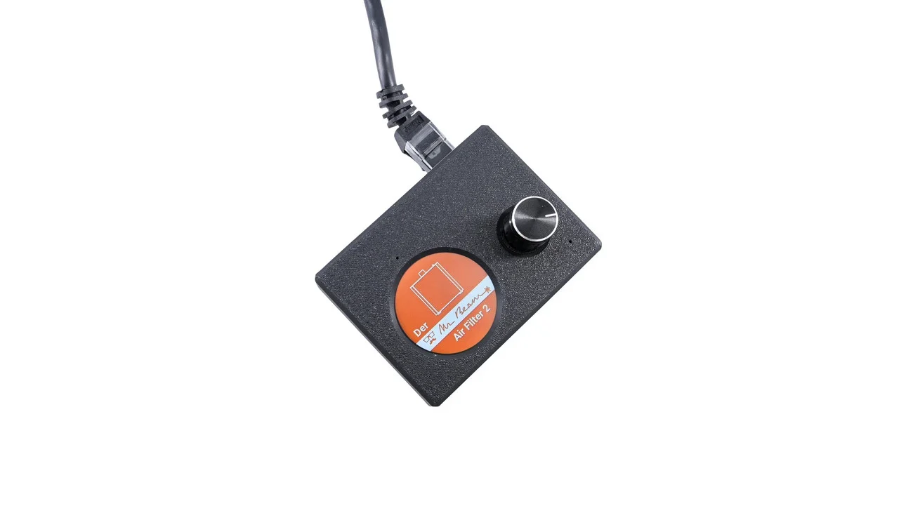 Mr Beam Luchtfilter Systeem Controller met draaiknop en aansluiting voor luchtfilter, ontworpen voor makerspaces.