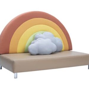 Kleurrijke regenboogbank met een wolk, ideaal voor kinderopvang en speelhoeken. Comfortabel en uitnodigend.