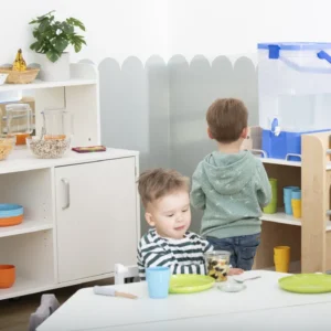 Buffetwagen van 110 cm breed, met opbergruimte en diverse kleuren, gebruikt in een kantineomgeving met kinderen.